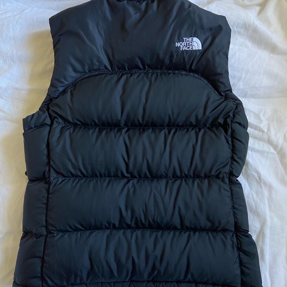 SOLD The North Face Women’s Black Puffer Vest 700 - Picture 3 of 10